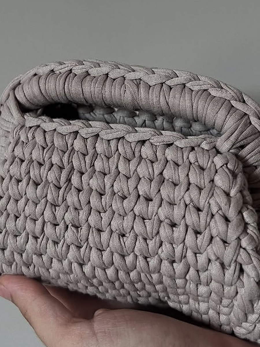 Dettaglio ravvicinato del punto della pouch Nuvola