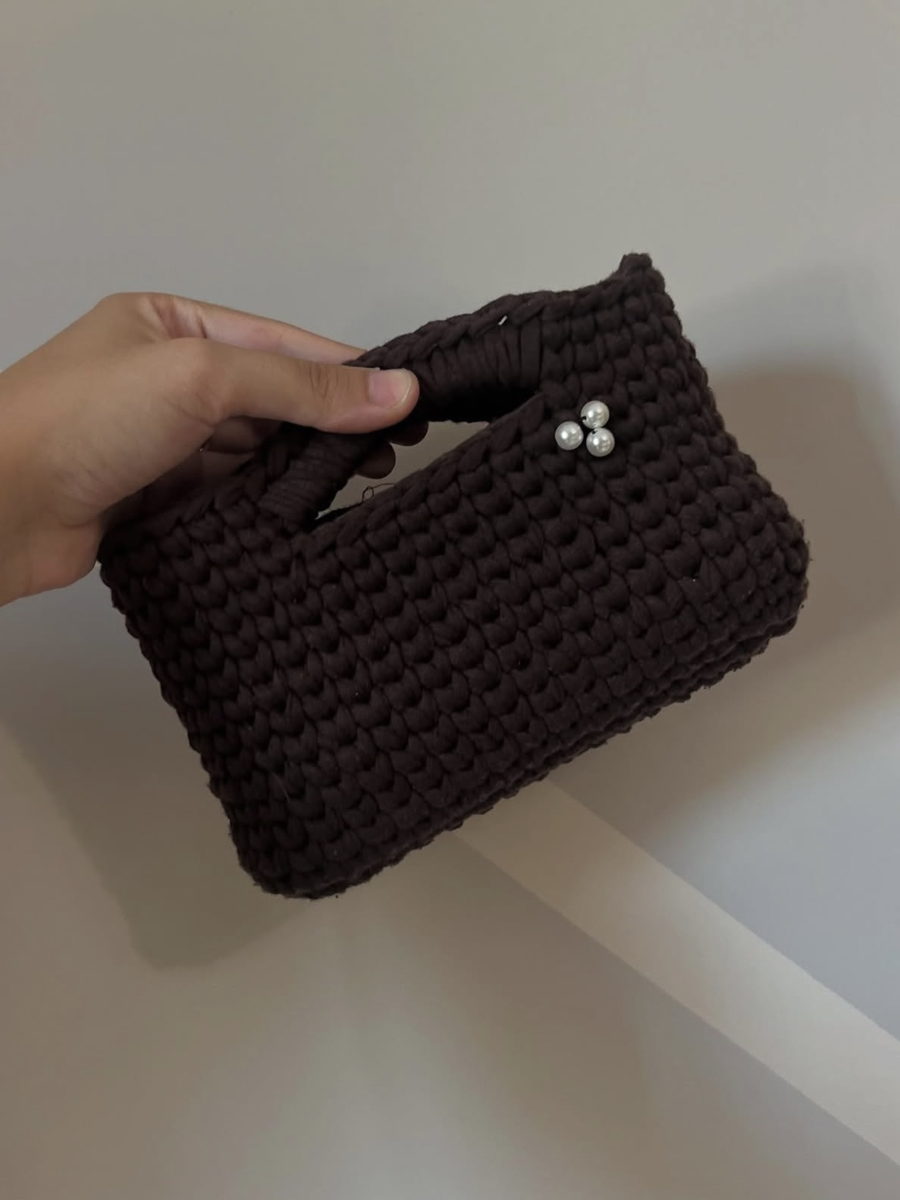 La mini bag Perla color cacao con manico rigido e tre perle cucite a mano
