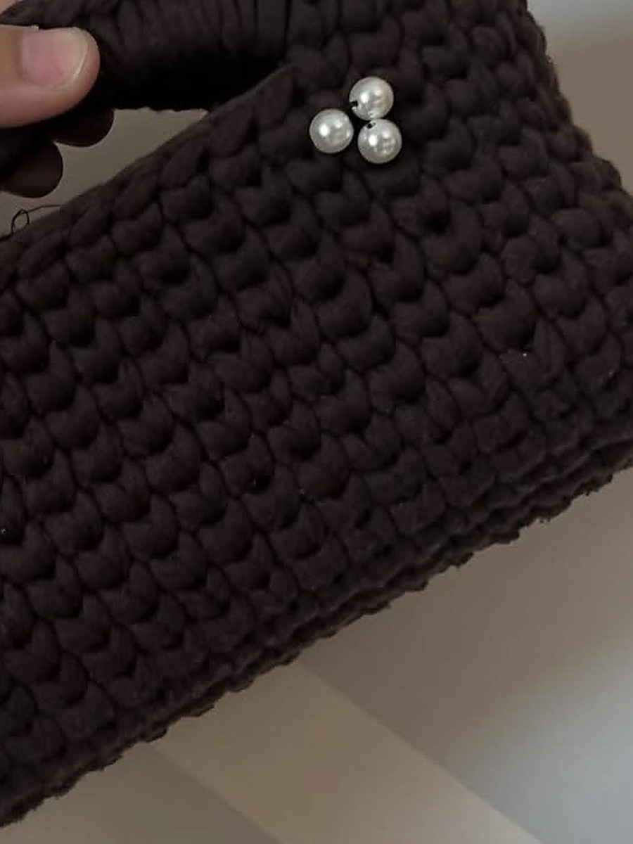 Dettaglio del manico rigido e delle perle della mini bag Perla
