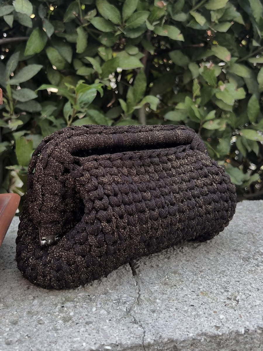 La pouch Sera in filato cioccolato attraversato da lurex dorato