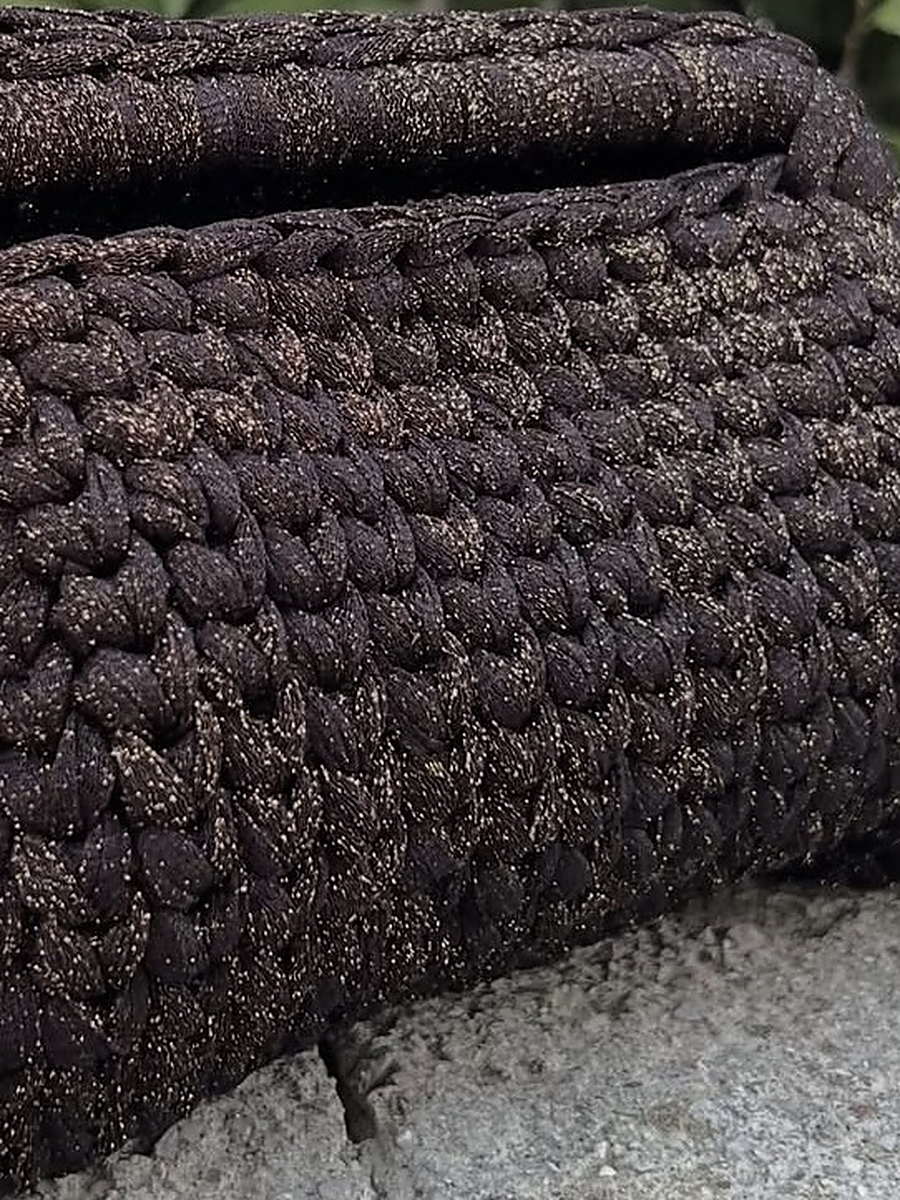 Dettaglio del filo lurex dorato della pouch Sera